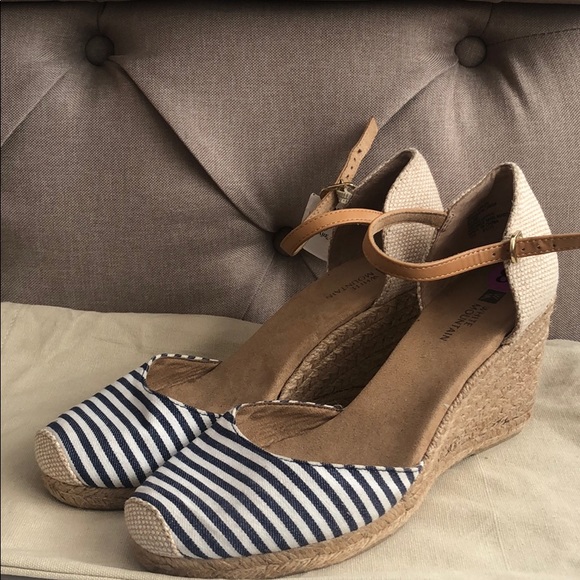 White Mountain Shoes - NWT White Mountain Mamba Wedges size 8.5 White Mountain Shoes - NWT White Mountain Mamba Wedges size 8.5